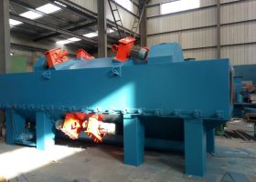 山西拋丸機：剛裝車完畢，將一臺鋼結(jié)構(gòu)通過式拋丸機發(fā)往山西